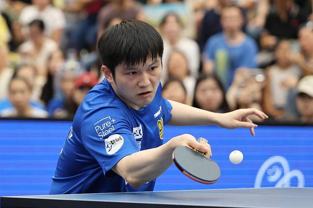 的舞台上立 的舞台上立